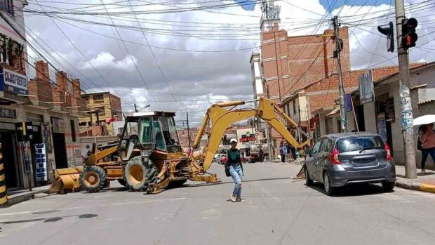 un tractor en medio de una calle en Potosí