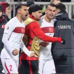 los jugadores de Turquía festejan la clasificación