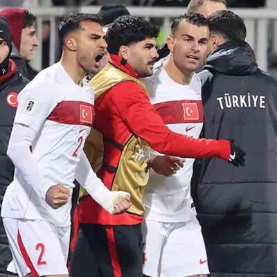los jugadores de Turquía festejan la clasificación