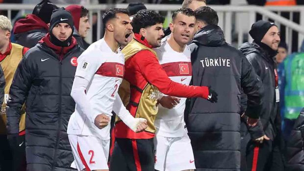 los jugadores de Turquía festejan la clasificación