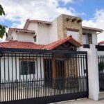 la vivienda donde fueron hallados los policías enmanillados