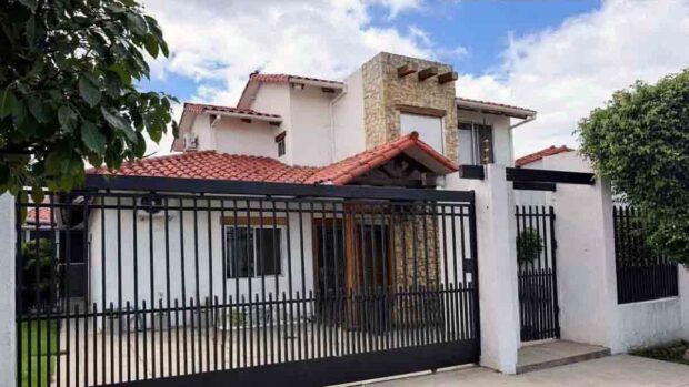 la vivienda donde fueron hallados los policías enmanillados