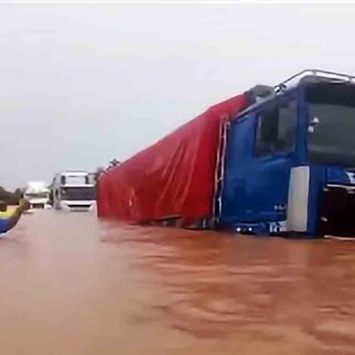 camiones atrapados por la inundación en Yapacaní