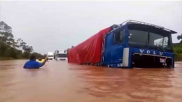camiones atrapados por la inundación en Yapacaní