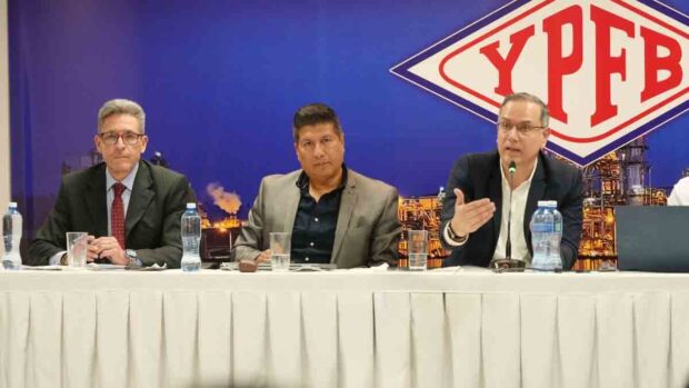 El presidente de YPFB en la reunión con los choferes