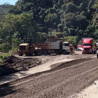 maquinaria de la ABC realiza mantenimiento de una vía