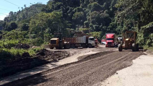 maquinaria de la ABC realiza mantenimiento de una vía