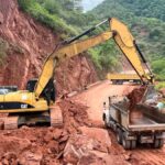 maquinaria de la ABC realiza trabajos de mantenimiento en carreteras