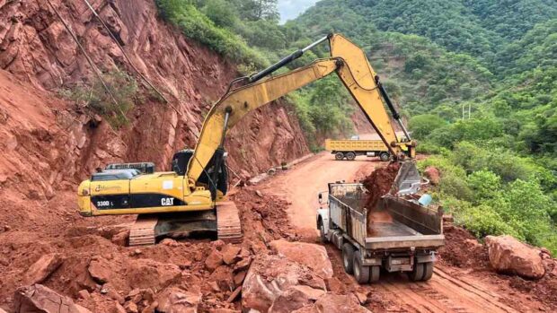 maquinaria de la ABC realiza trabajos de mantenimiento en carreteras
