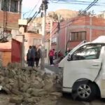 el minibús que impactó contra el muro de una vivienda