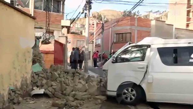el minibús que impactó contra el muro de una vivienda