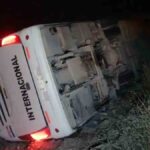 el bus volcado a un costado de la carretera