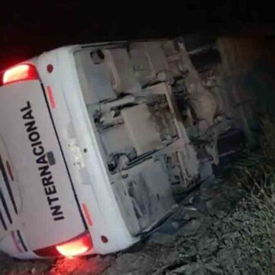 el bus volcado a un costado de la carretera
