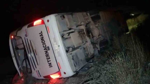 el bus volcado a un costado de la carretera