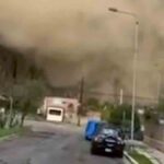 el momento del desprendimiento de una parte del cerro en Achumani