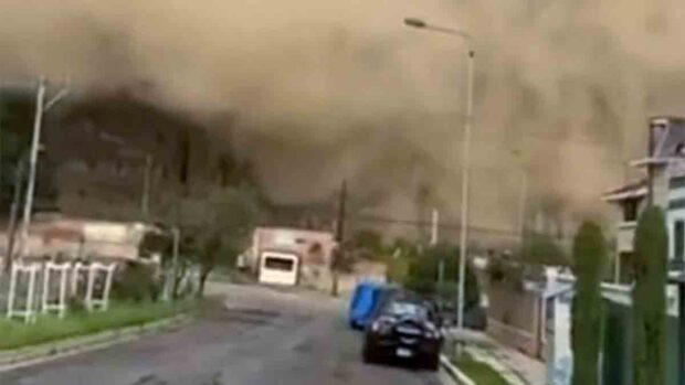 el momento del desprendimiento de una parte del cerro en Achumani