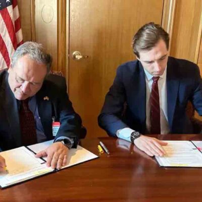 el ministro de Minería, Marco Antonio Calderón de la Barca, y el vicesecretario estadounidense para Asuntos Económicos, Energéticos y Empresariales, Caleb Orr, firman el acuerdo