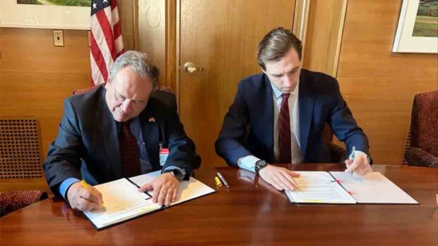 el ministro de Minería, Marco Antonio Calderón de la Barca, y el vicesecretario estadounidense para Asuntos Económicos, Energéticos y Empresariales, Caleb Orr, firman el acuerdo