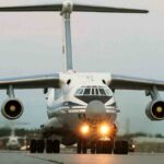un avión aterriza en un aeropuerto europeo