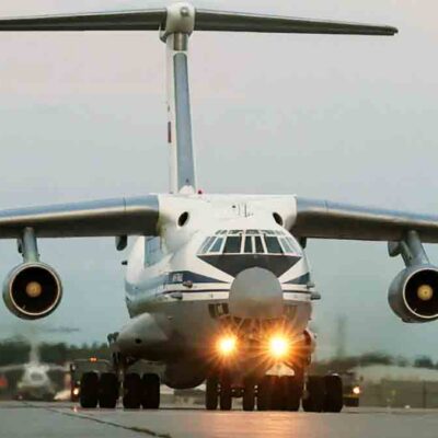 un avión aterriza en un aeropuerto europeo