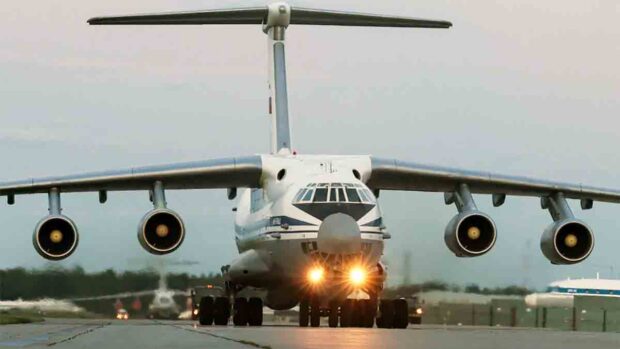 un avión aterriza en un aeropuerto europeo