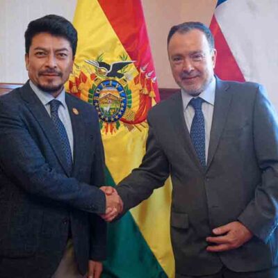 el canciller Fernando Aramayo, junto al cónsul de Chile, Fernando Velasco