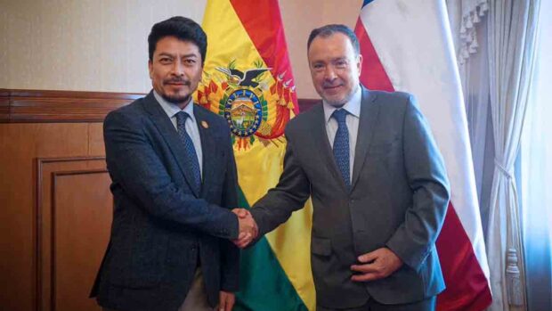 el canciller Fernando Aramayo, junto al cónsul de Chile, Fernando Velasco