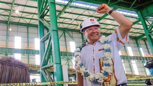 el expresidente Luis Arce en el Complejo Siderúrgico del Mutún