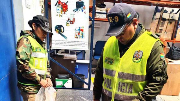 aprehenden a mujer con un arma de fuego en aeropuerto Jorge Wilstermann