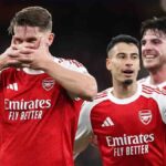 jugadores de Arsenal festejan la clasificación