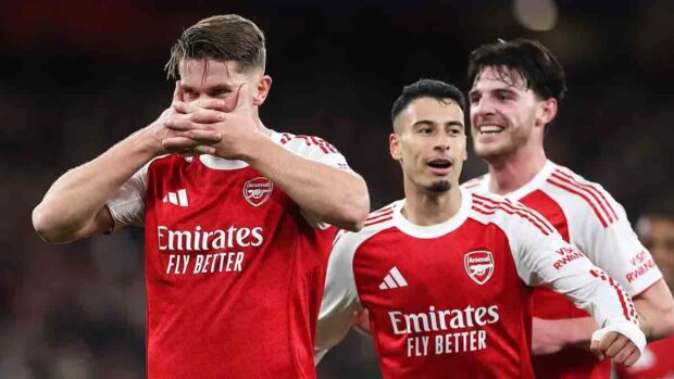 jugadores de Arsenal festejan la clasificación