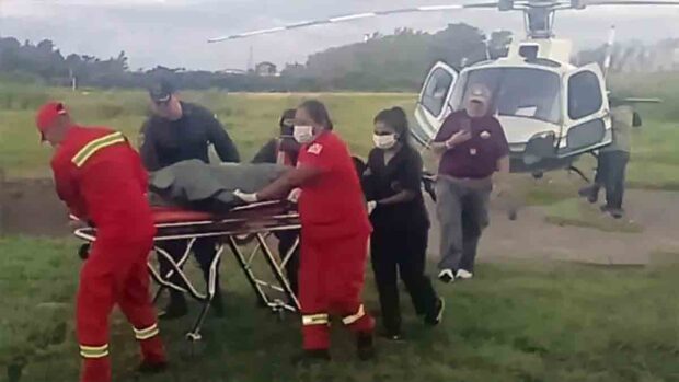 llega el cuerpo del copiloto del avión siniestrado