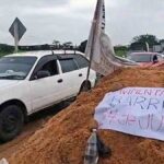 vehículos atraviesan el punto de bloqueo