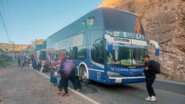 bus varados por bloqueo en Parotani