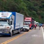 vehículos varados en la carretera a los valles cruceños