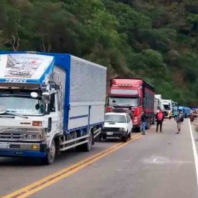 vehículos varados en la carretera a los valles cruceños