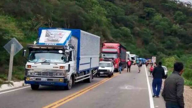 vehículos varados en la carretera a los valles cruceños