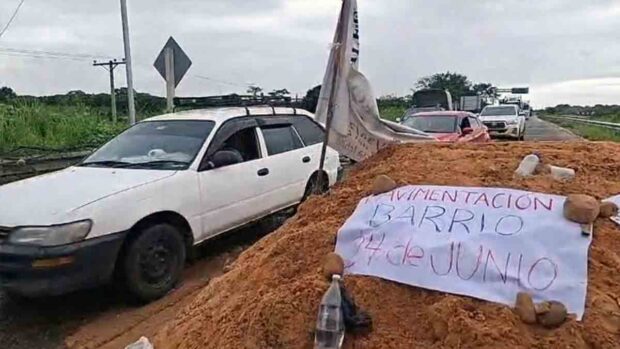 vehículos atraviesan el punto de bloqueo