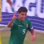 el jugador de Bolivia celebra el gol anotado