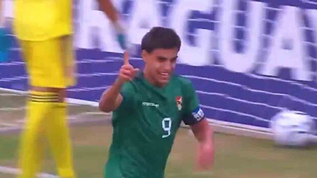 el jugador de Bolivia celebra el gol anotado