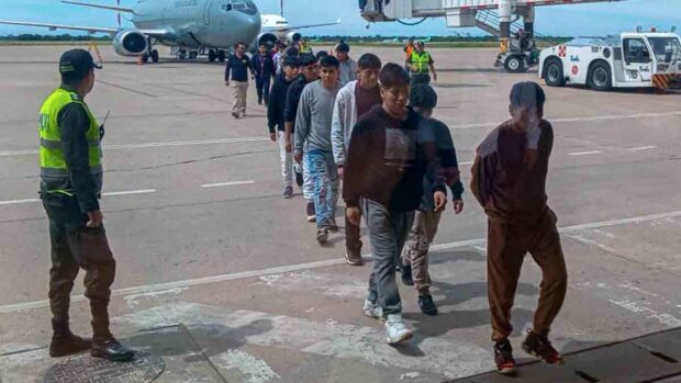 bolivianos expulsados desde Chile llega a Viru Viru