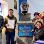 el busto de Evo Morales rodeado de sus seguidores