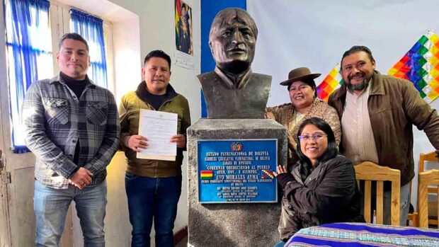 el busto de Evo Morales rodeado de sus seguidores