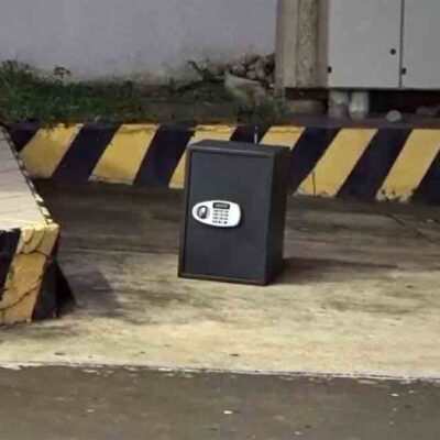 la caja fuerte abandonada en un surtidor