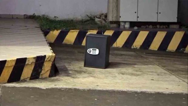 la caja fuerte abandonada en un surtidor