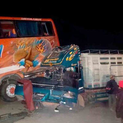 el bus y el camión en el lugar del siniestro