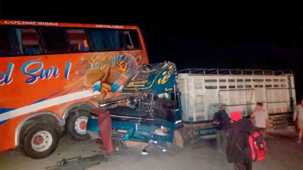el bus y el camión en el lugar del siniestro