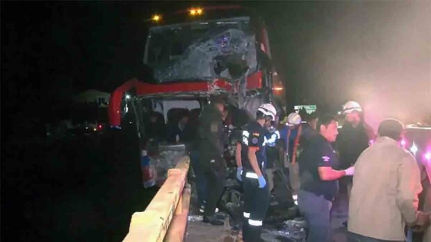el bus que colisionó contra un camión
