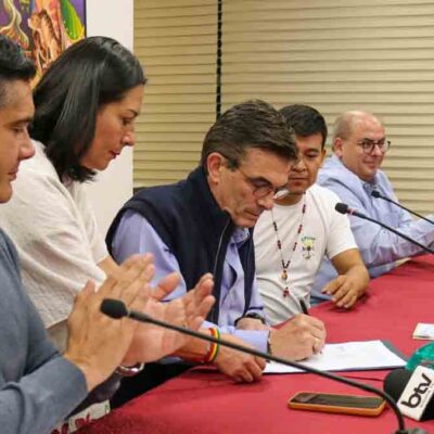 el presidente Rodrigo Paz firma el acuerdo con la CIDOB