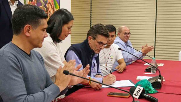 el presidente Rodrigo Paz firma el acuerdo con la CIDOB